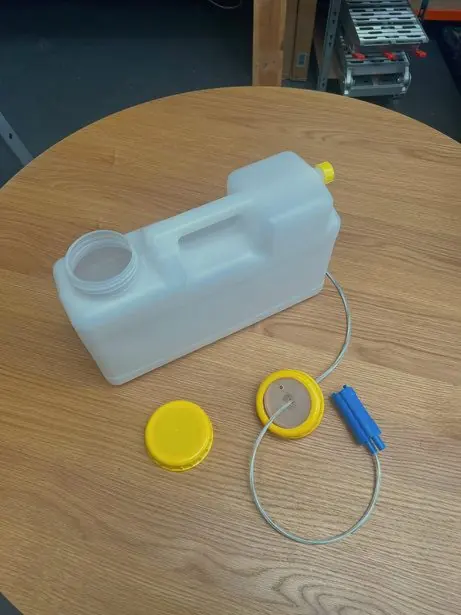 12 litre tank with its two-part lid and pump